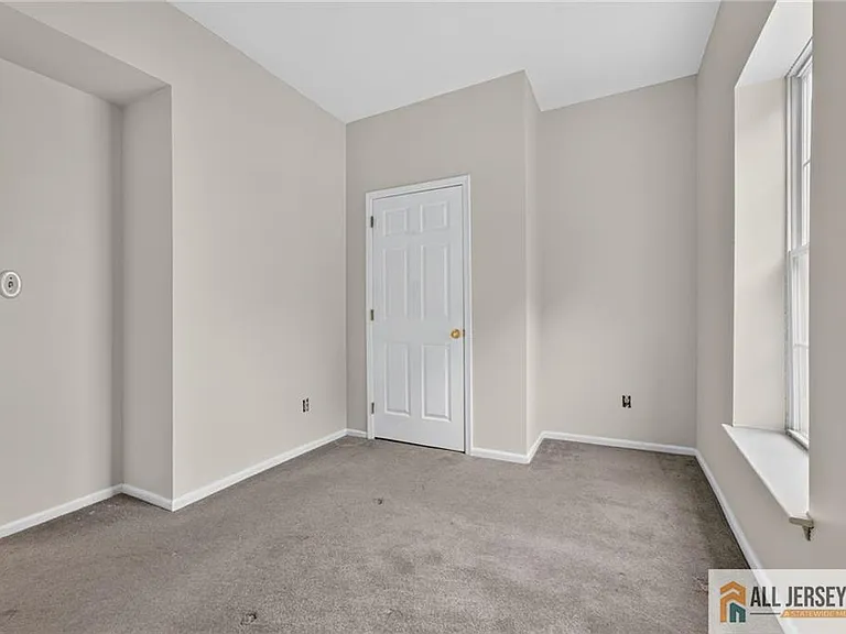 42 Main St #1 — Photo 8