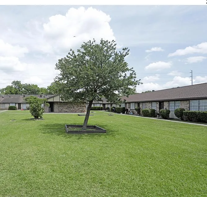 Timber Crossing Apartments — Photo 2