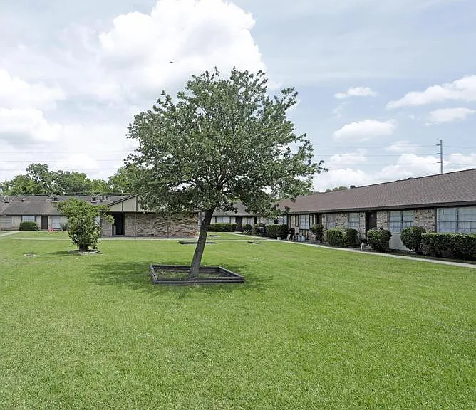 Timber Crossing Apartments — Photo 1