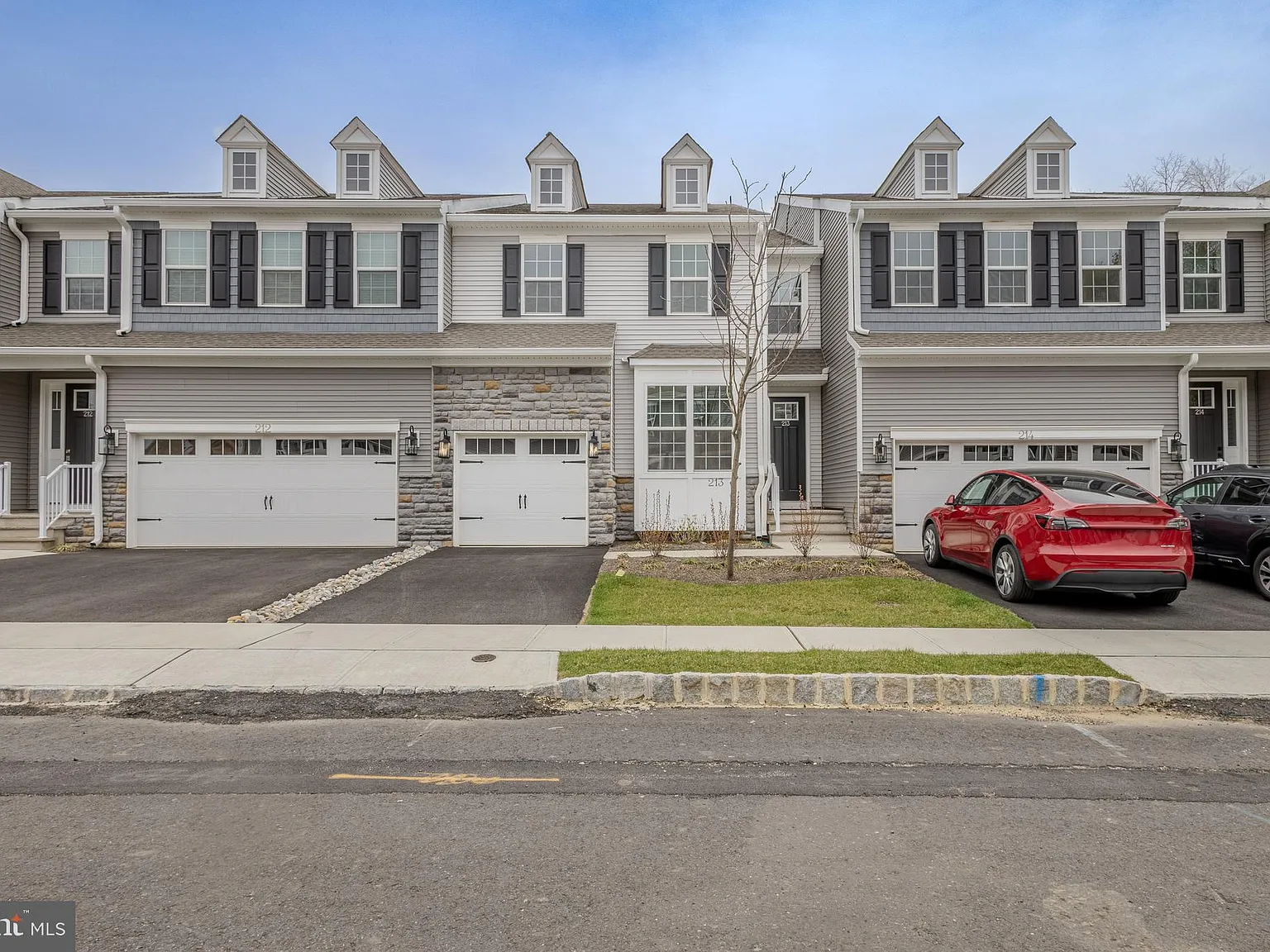 3 bed, 2261 sqft, $4,200 — Photo 2