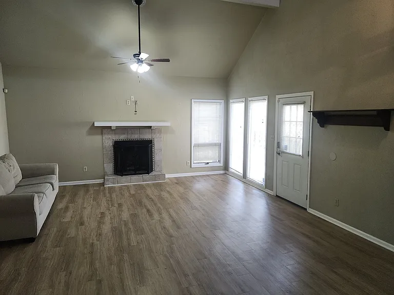 3076 Ironwood Dr — Photo 2