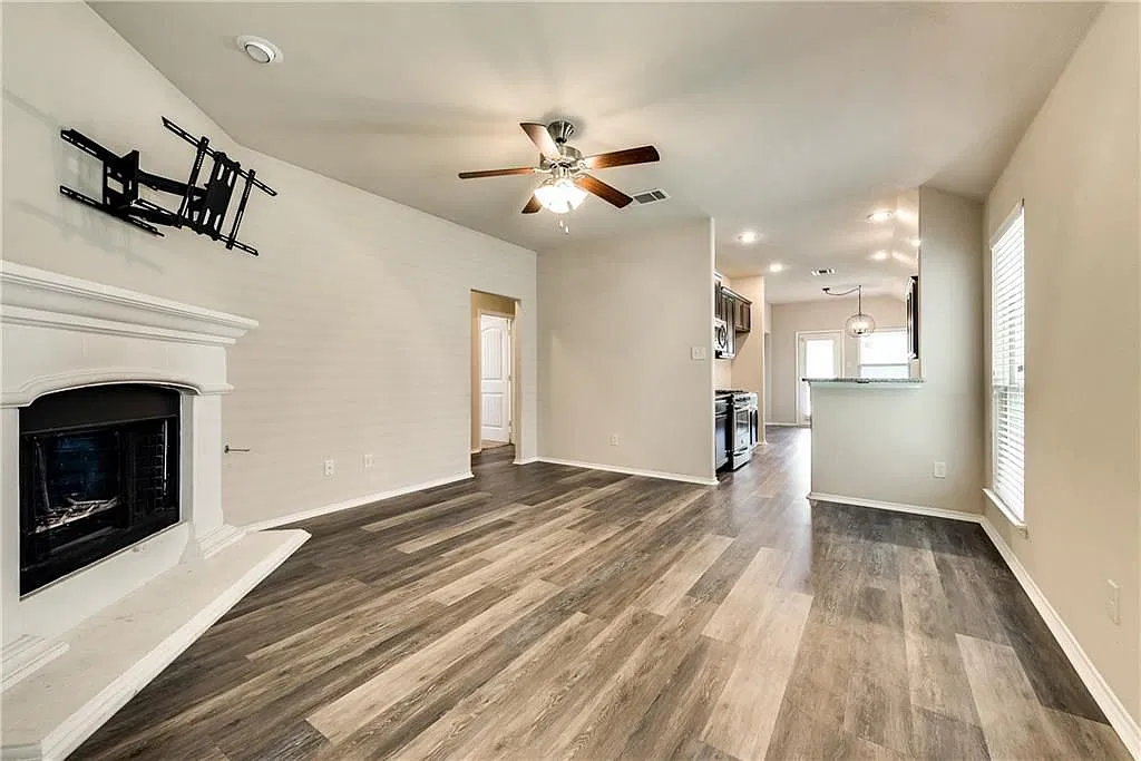 3 bed, 1408 sqft, $2,340 — Photo 2