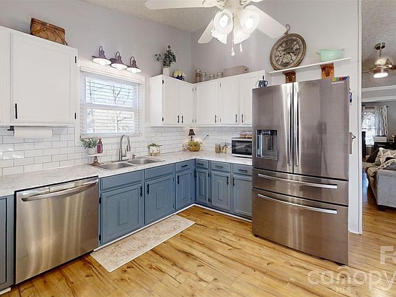 3rd image of 3052 Chestnut Rd