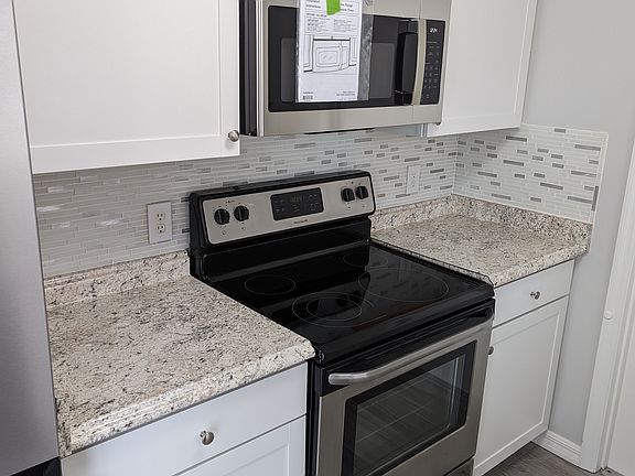 2nd image of 326 SE Evergreen Ter