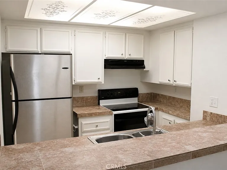 380 S Prospectors Rd — Photo 3