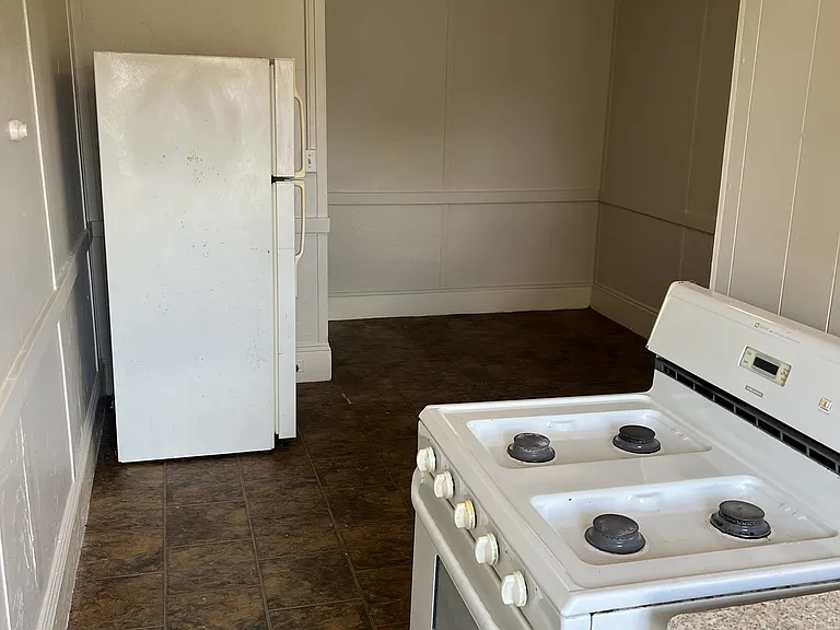 5-5 Clifford Ave — Photo 10