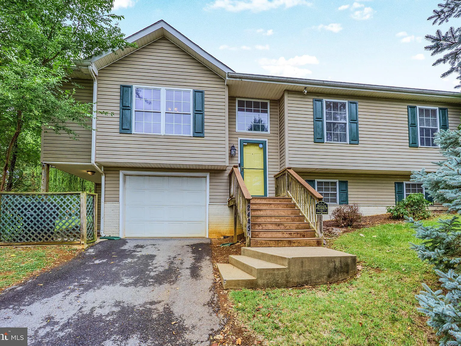 3 bed, 3.0 bath, 1996 sqft, $2,600 — Photo 1