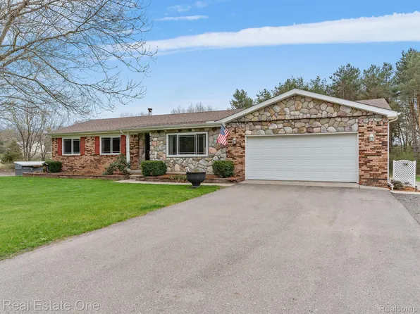 9143 Cedar Lake Rd, Pinckney, MI 48169