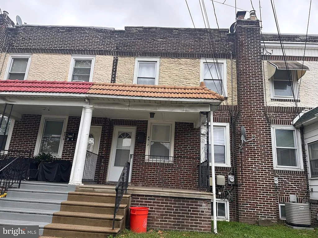 3 bed, 1.0 bath, 1116 sqft, $2,300 — Photo 1