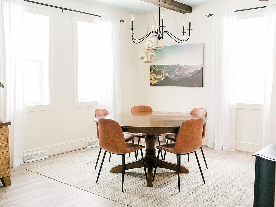 Dining room (can fit an 8-seater table).