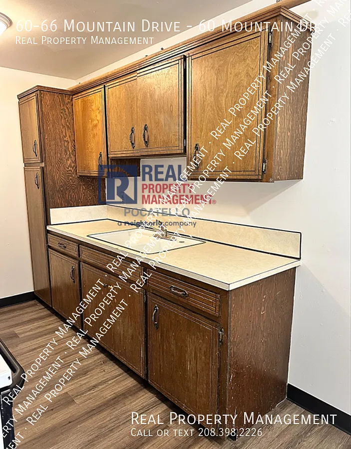 3 bed 1 bath duplex - Dog friendly — Photo 3