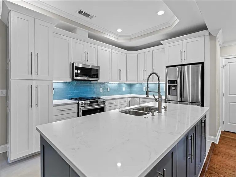 1841 Gainsborough Dr — Photo 6