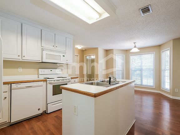 5th image of 1633 Amalie Dr