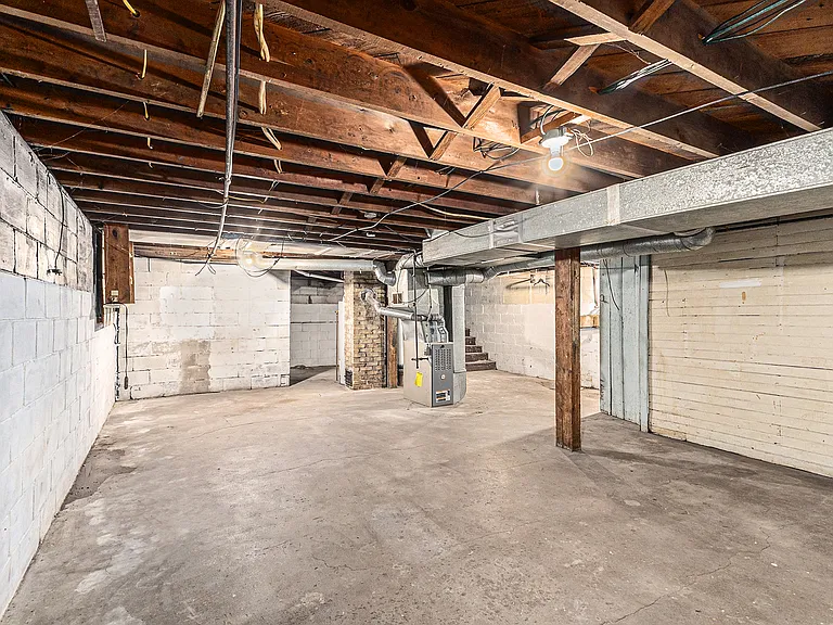 1089 Sophia St — Photo 15