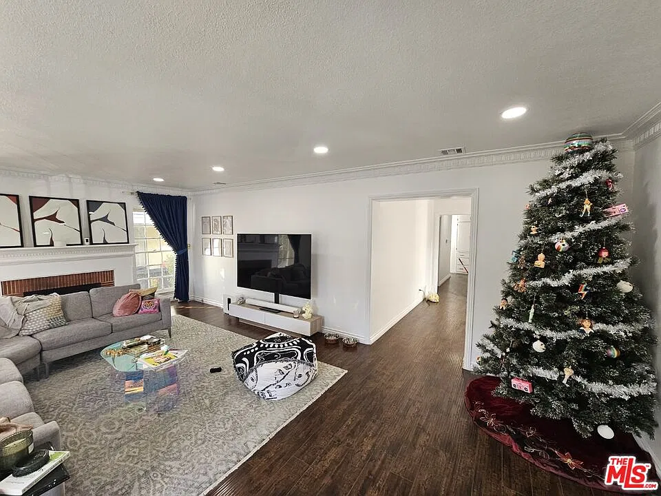2 bed, 1.5 bath, 1800 sqft, $4,800 — Photo 2