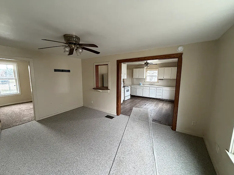 818 E 2nd St #2 — Photo 5