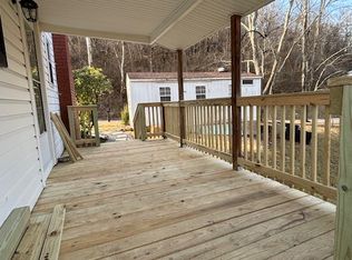 6 Red Oak Dr, Nitro, WV 25143
