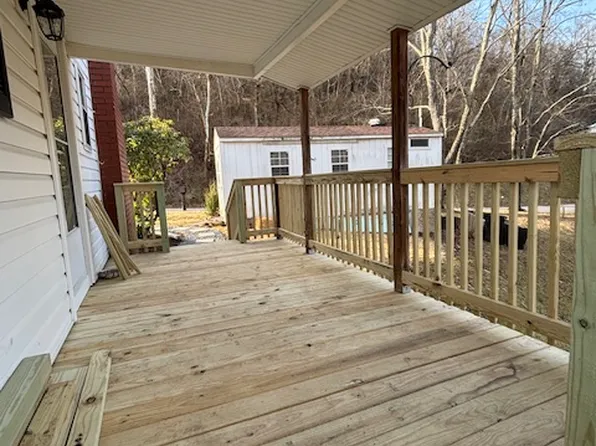 6 Red Oak Dr, Nitro, WV 25143
