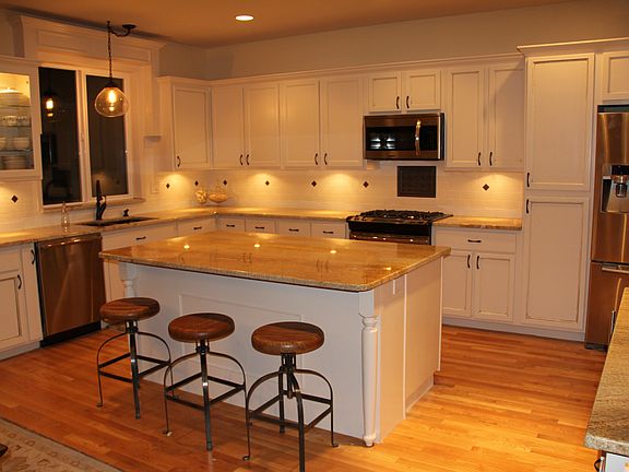 Large gourmet kitchen- all appliances built in