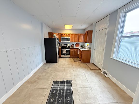 5th image of 619 Poplar St