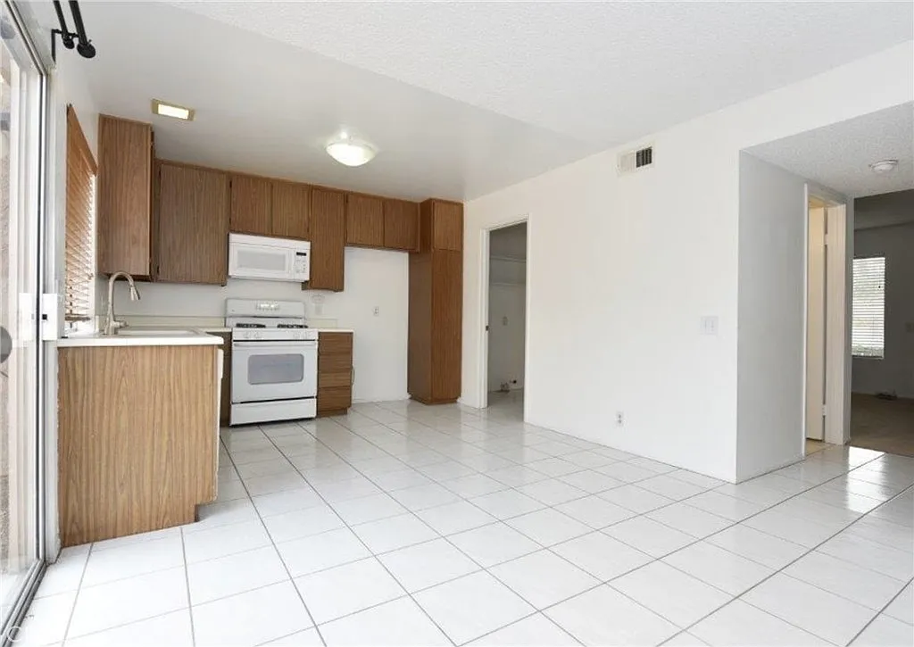 3 bed, 1.5 bath, 1121 sqft, $3,750 — Photo 3