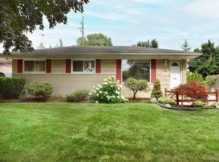 32241 Hawthorne Dr, Warren, MI 48092