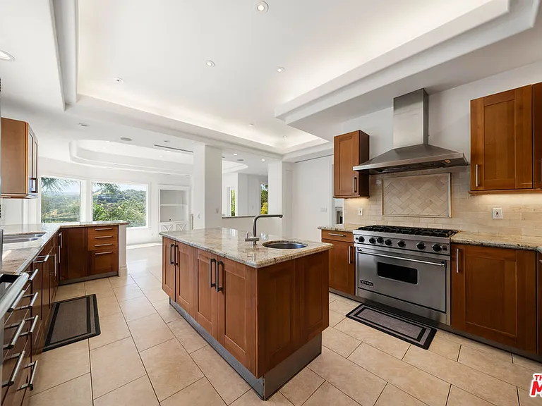 1425 N Tigertail Rd — Photo 13