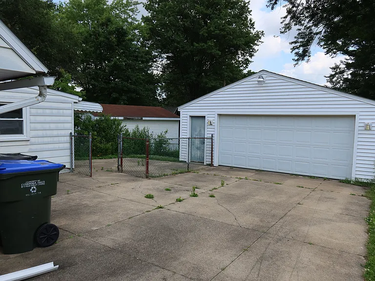 1637 Hanover St — Photo 2