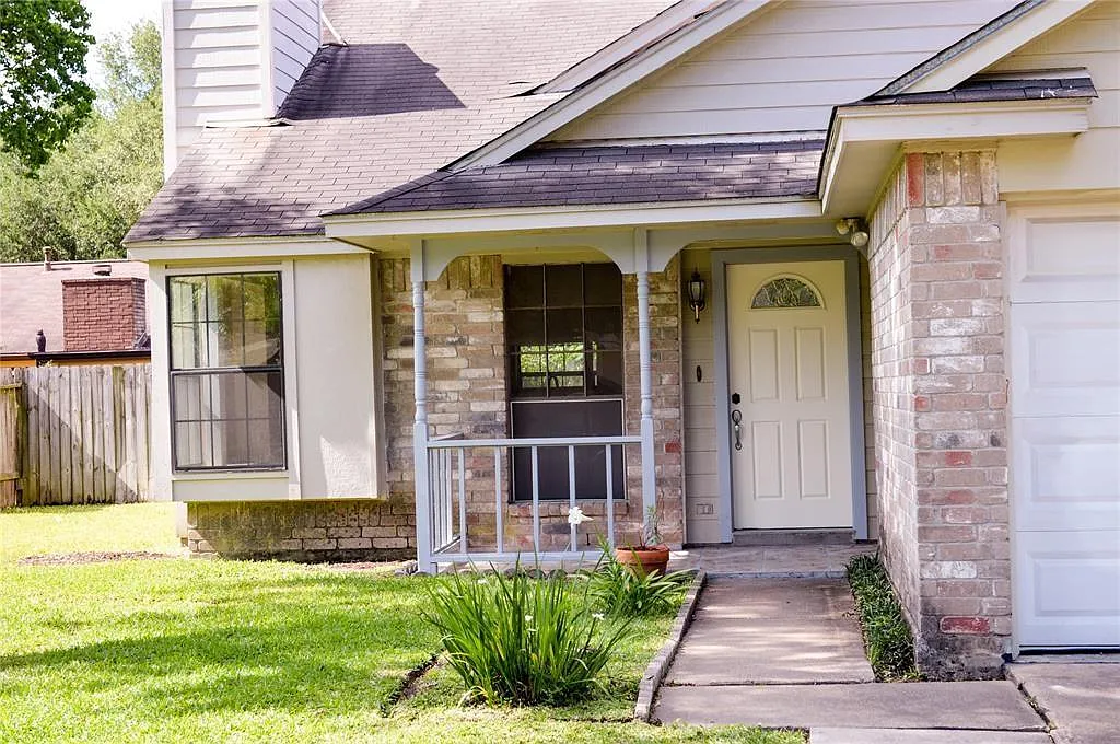 4 bed, 2.0 bath, 1752 sqft, $2,300 — Photo 2
