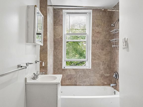 5th image of 3416 Spring Garden St #11C