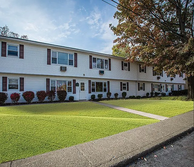 Maybrook Village Apartments — Photo 4