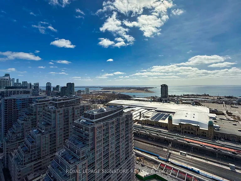 135 E Liberty St #Penthouse 9 — Photo 24