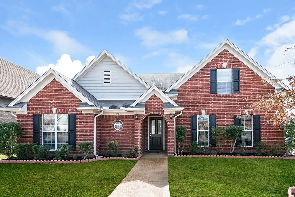 4 bed, 3.0 bath, 2300 sqft, $2,280 — Photo 1