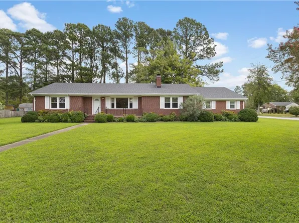 300 Red Point Dr, Smithfield, VA 23430