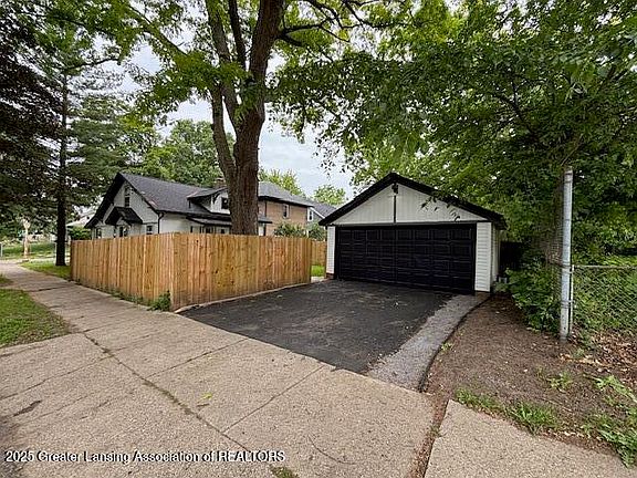 3rd image of 1041 Parker St