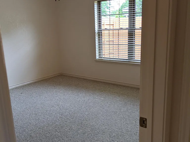 1301 Stratford Dr — Photo 4