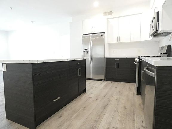 4th image of 947 Wilcox Ave #302