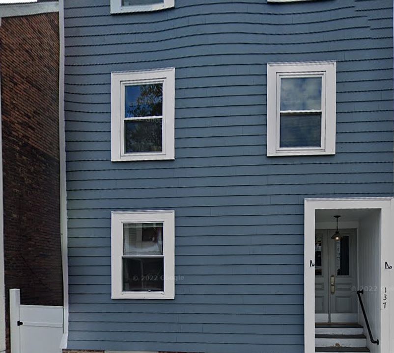Access to back deck(s) and roofdeck from side of property