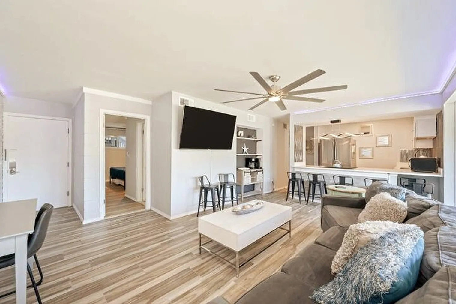 2 bed, 1.0 bath, 1044 sqft, $3,767 — Photo 3