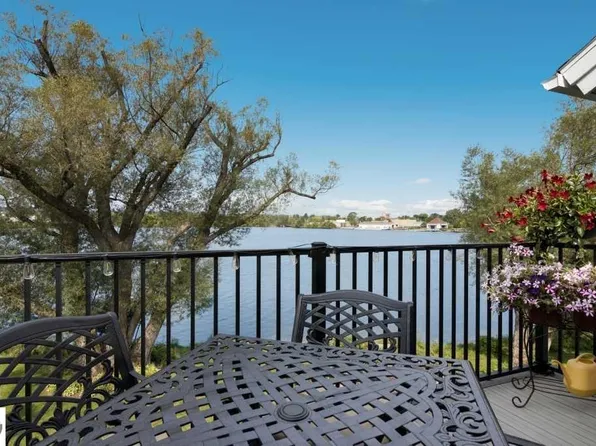 720 Centre Pl APT 21, Traverse City, MI 49686