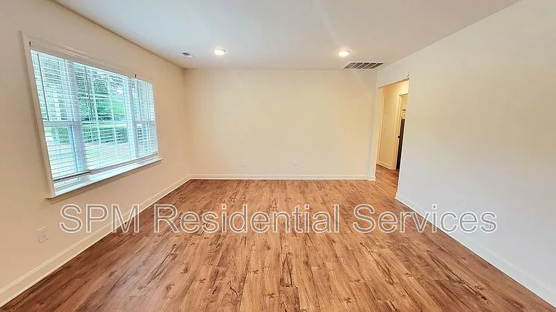 3 bed, 3.0 bath, 1066 sqft, $2,395 — Photo 4