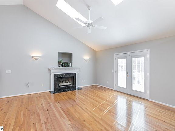 3rd image of 25 Summer Glen Dr