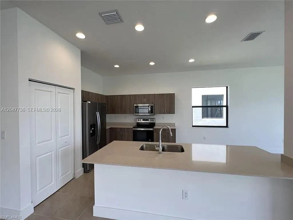 3 bed, 2.5 bath, 1933 sqft, $2,100 — Photo 4