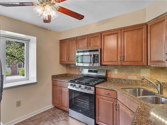 3rd image of 303 Olde Ingomar Ct