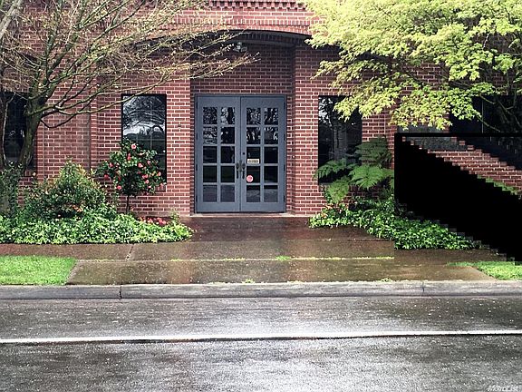 4th image of 700 E St