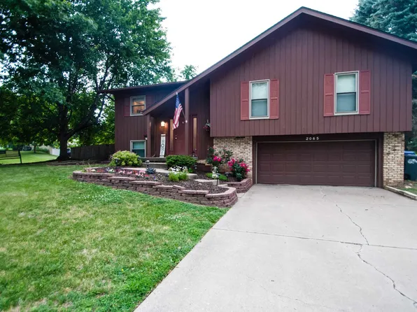 2065 Hollow View Dr, Bettendorf, IA 52722