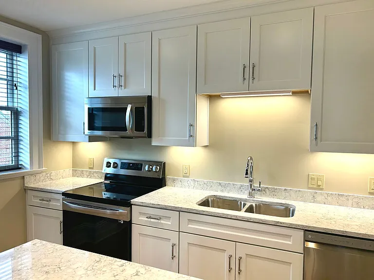 446 W 6th St — Photo 21