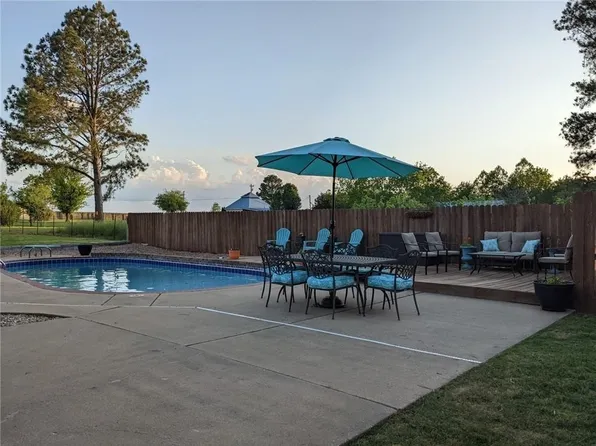 302 Casey Ln, Rogers, AR 72756