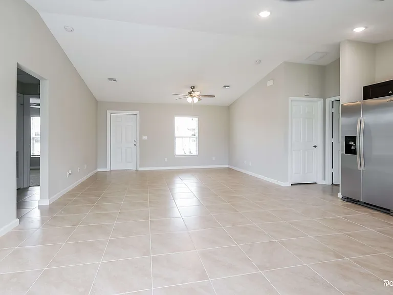 1037 SW Sudder Ave — Photo 6