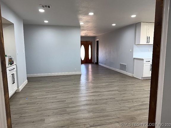 3rd image of 500 E Iowa St